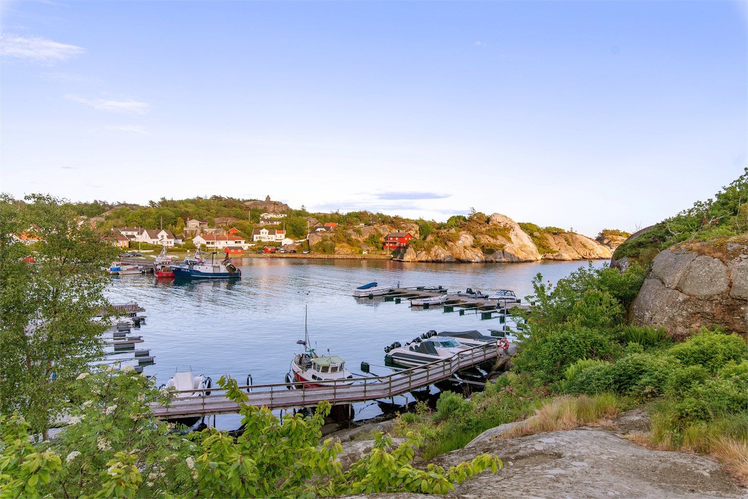 I Ula finnes det nydelig småbåthavn, kiosk, flott og barnevennlige sandstrender og glatte svaberg.