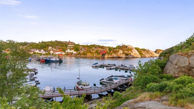I Ula finnes det nydelig småbåthavn, kiosk, flott og barnevennlige sandstrender og glatte svaberg.