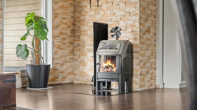 Peisovnen i stuen gir ekstra varme og hygge på kalde dager.