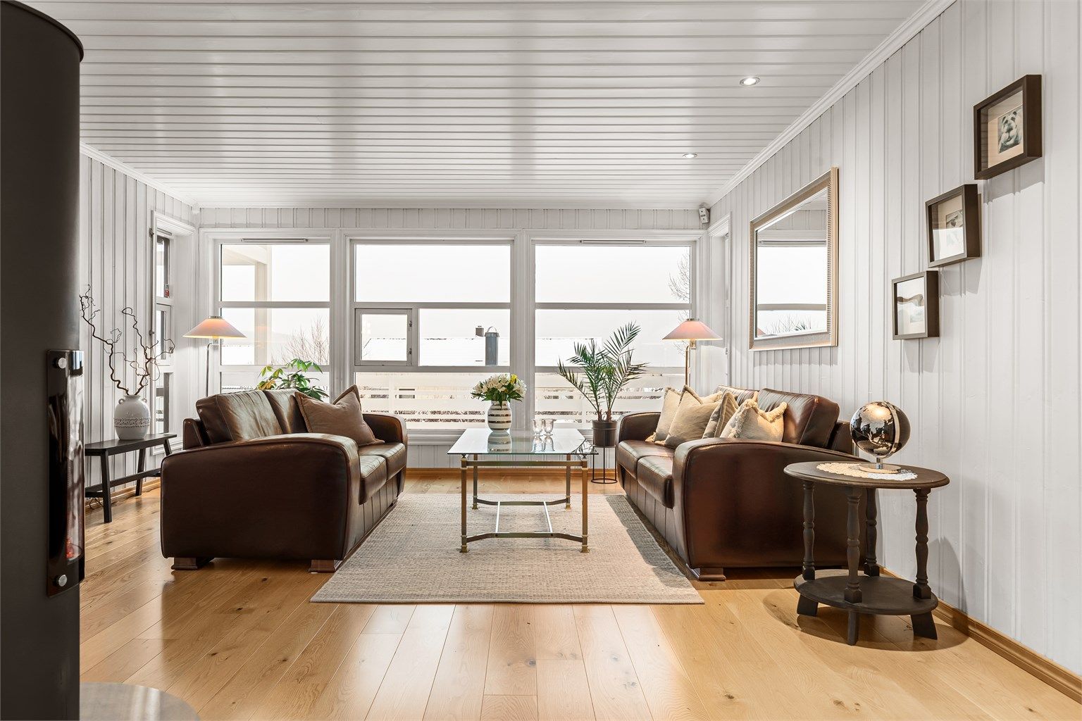 Lys og fin stue med 1-stavs parkett