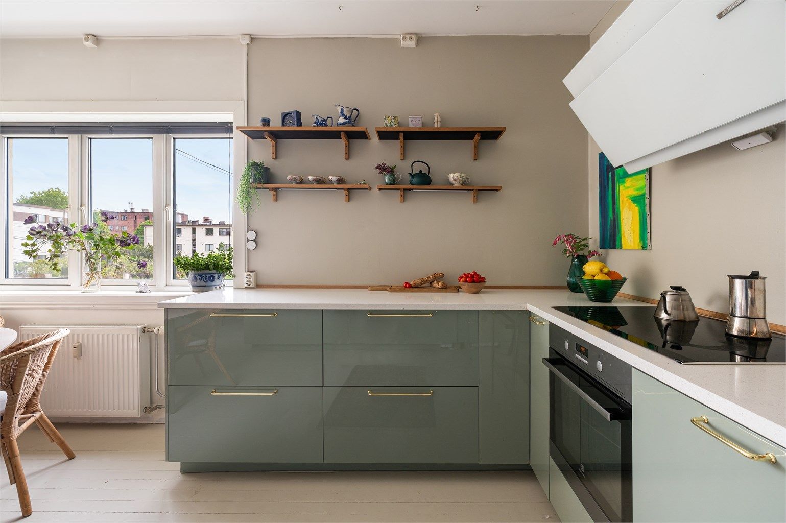 Delikat og tidsriktig kjøkken pusset opp i 2019. Innredningen er fra IKEA og har glatte fronter og påkostet benkeplate i stein med nedfelt kjøkkenvask.
