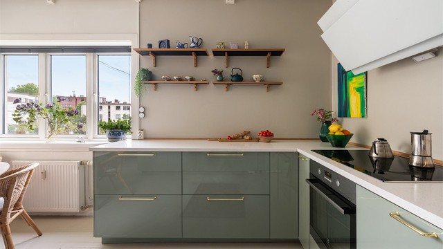 Delikat og tidsriktig kjøkken pusset opp i 2019. Innredningen er fra IKEA og har glatte fronter og påkostet benkeplate i stein med nedfelt kjøkkenvask.