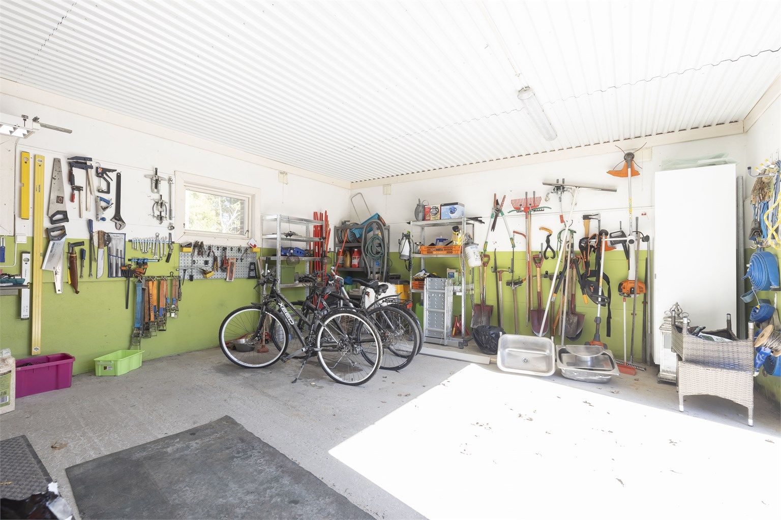 Stor garasje m/ plass til utstyr.