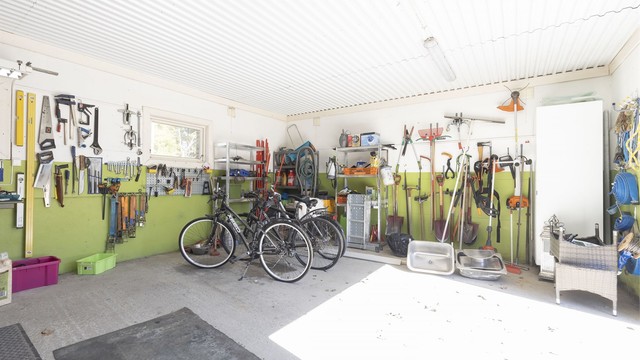Stor garasje m/ plass til utstyr.