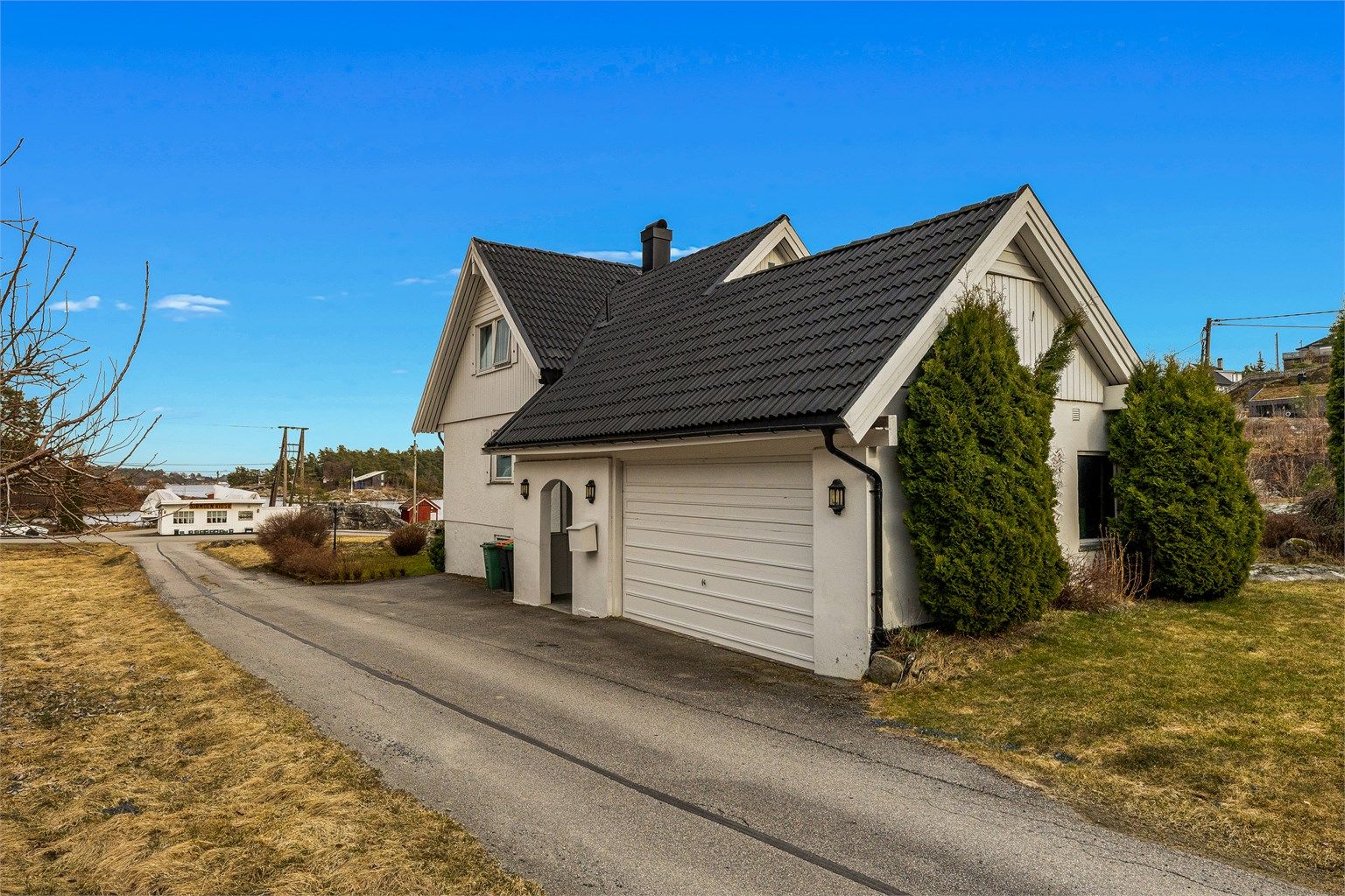 Garasjen har leddport med elektrisk åpner.