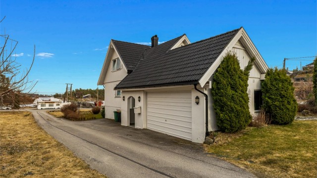 Garasjen har leddport med elektrisk åpner.