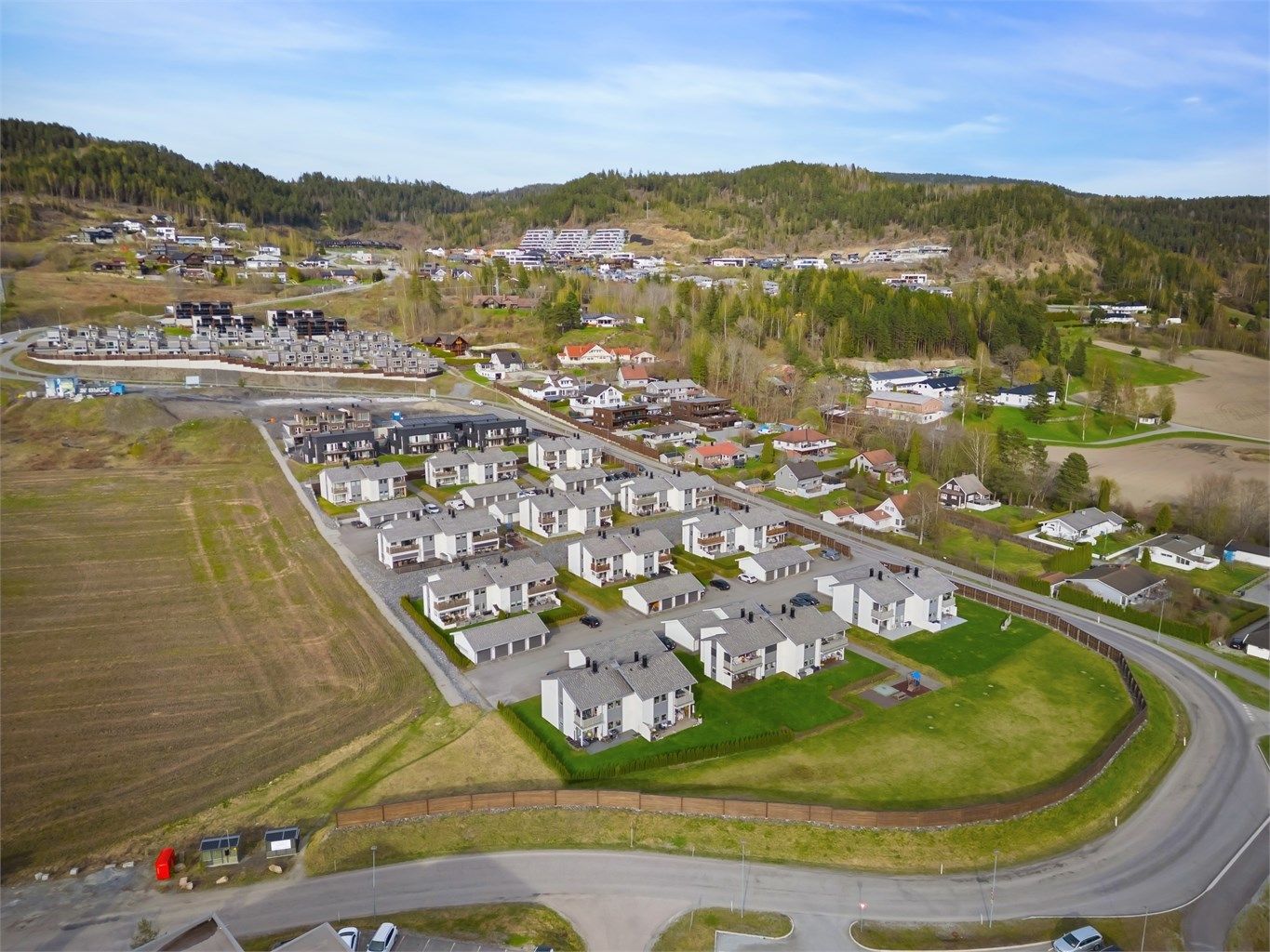 Gangavstand til idylliske Lauvtjern i begynnelsen av Finnemarka