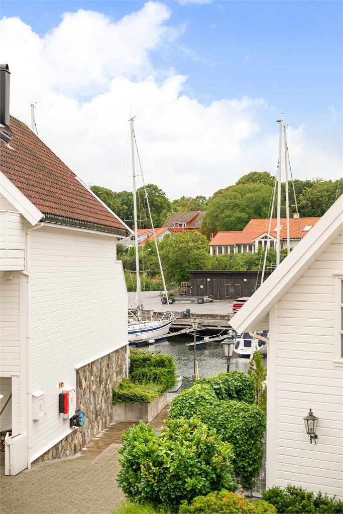 Fra balkongen ser man også ned til småbåthavn. 