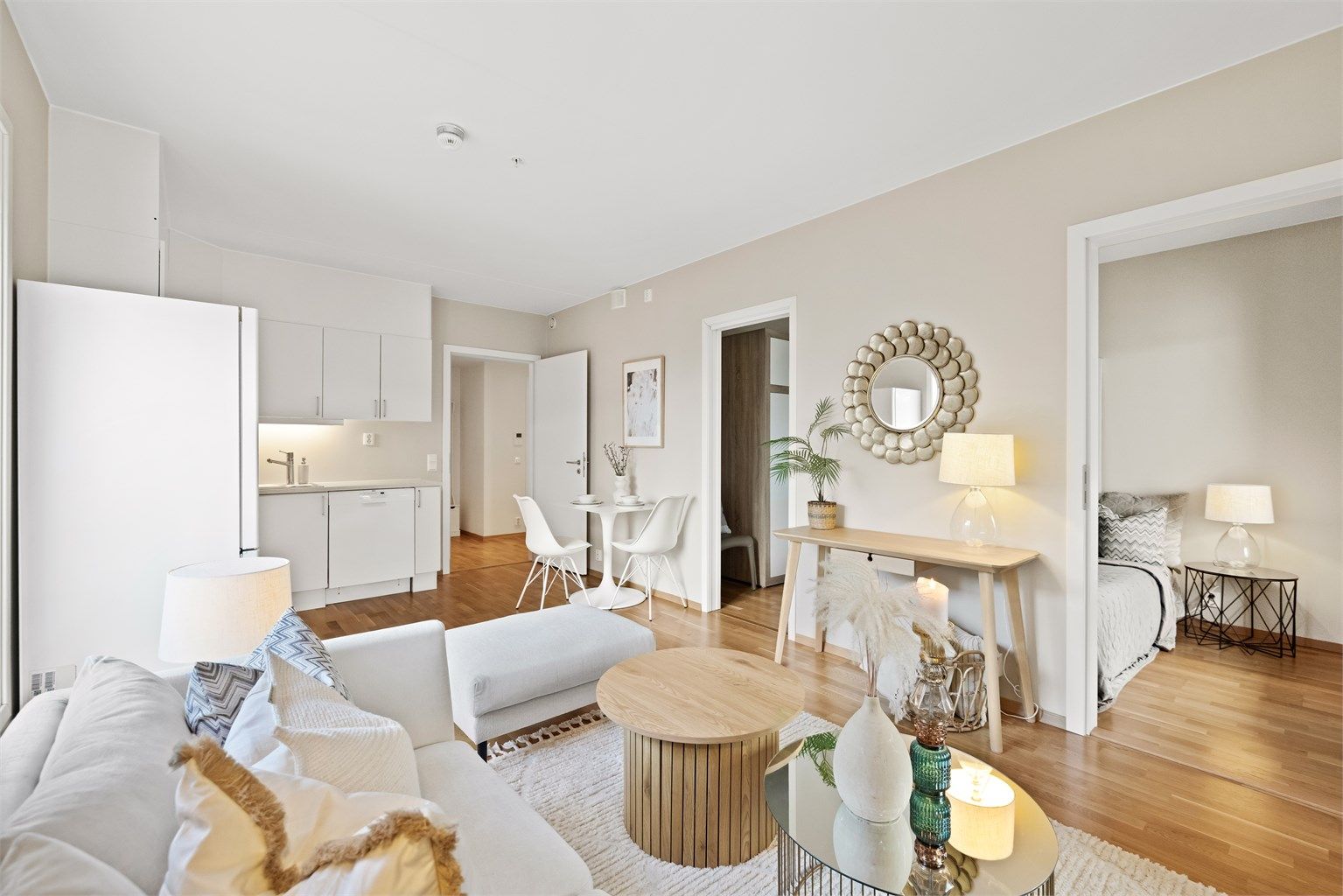 En moderne 2-roms hjørneleilighet med åpen stue- og kjøkkenløsning.