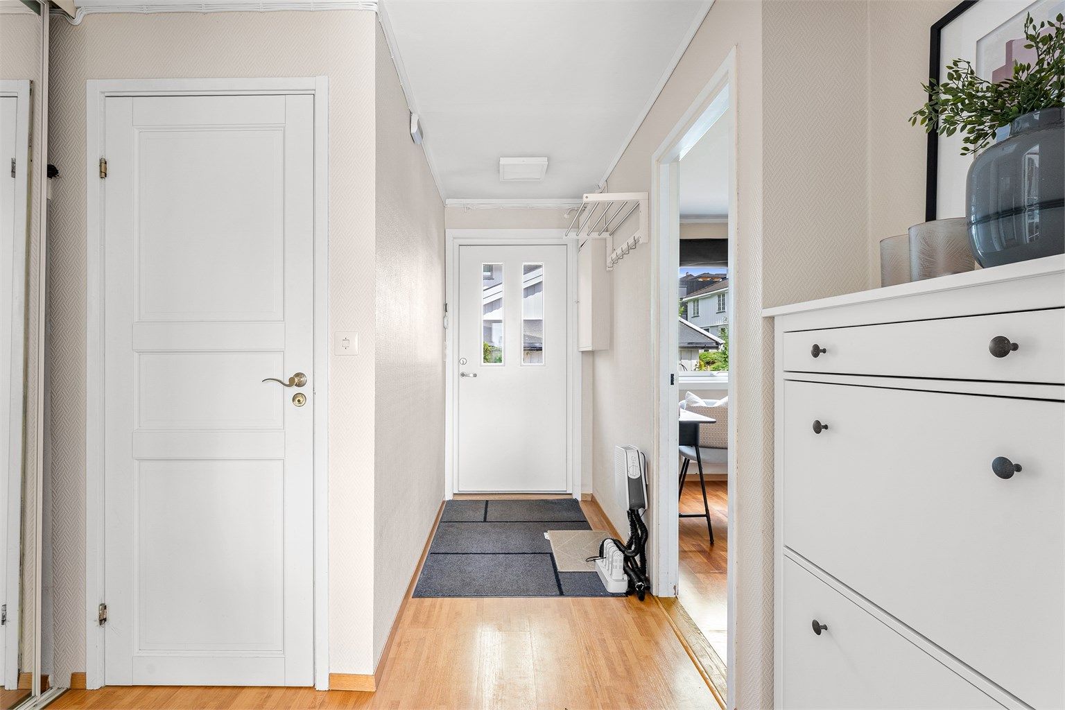 Entré med laminatgulv og plass til oppbevaring.