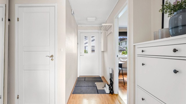 Entré med laminatgulv og plass til oppbevaring.