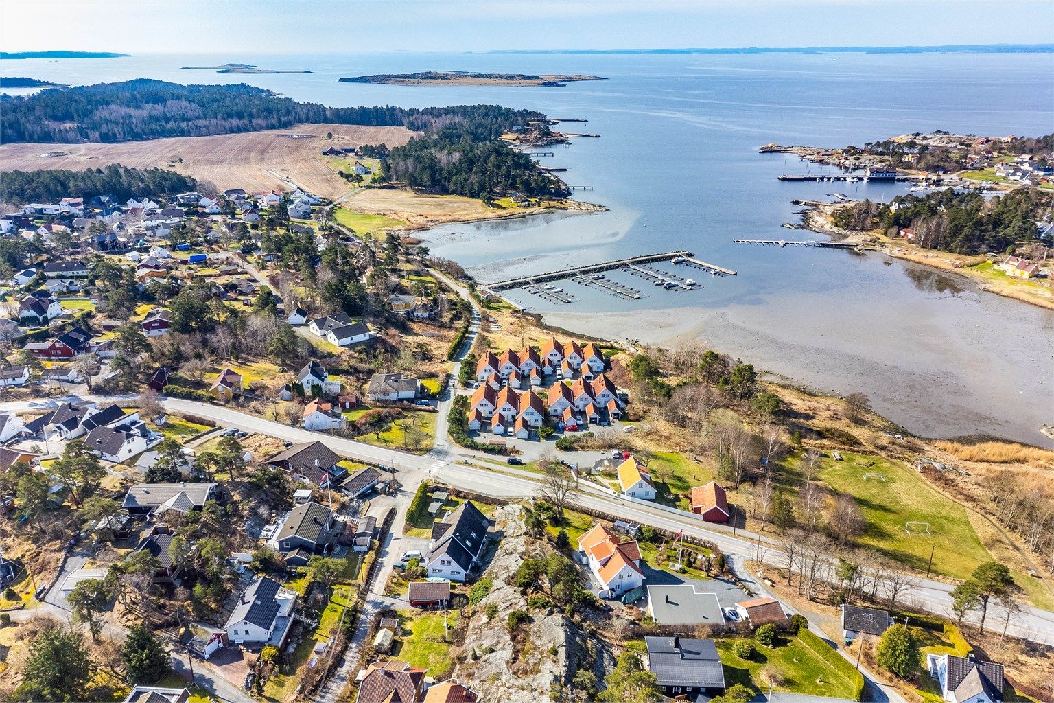 Langs sjøen er det foruten mange fine strender også turmuligheter på svaberg og etablerte stier.
