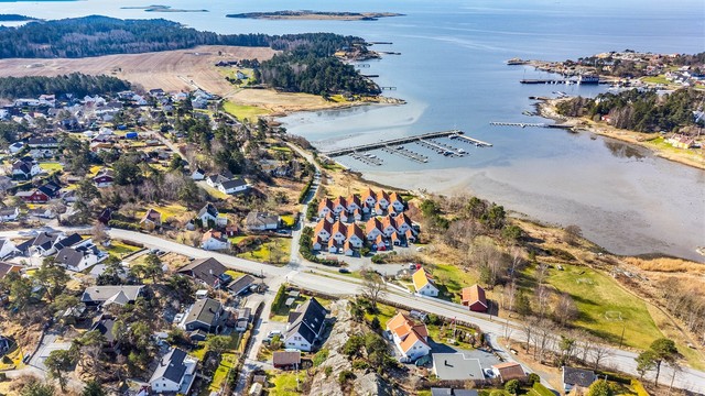 Langs sjøen er det foruten mange fine strender også turmuligheter på svaberg og etablerte stier.