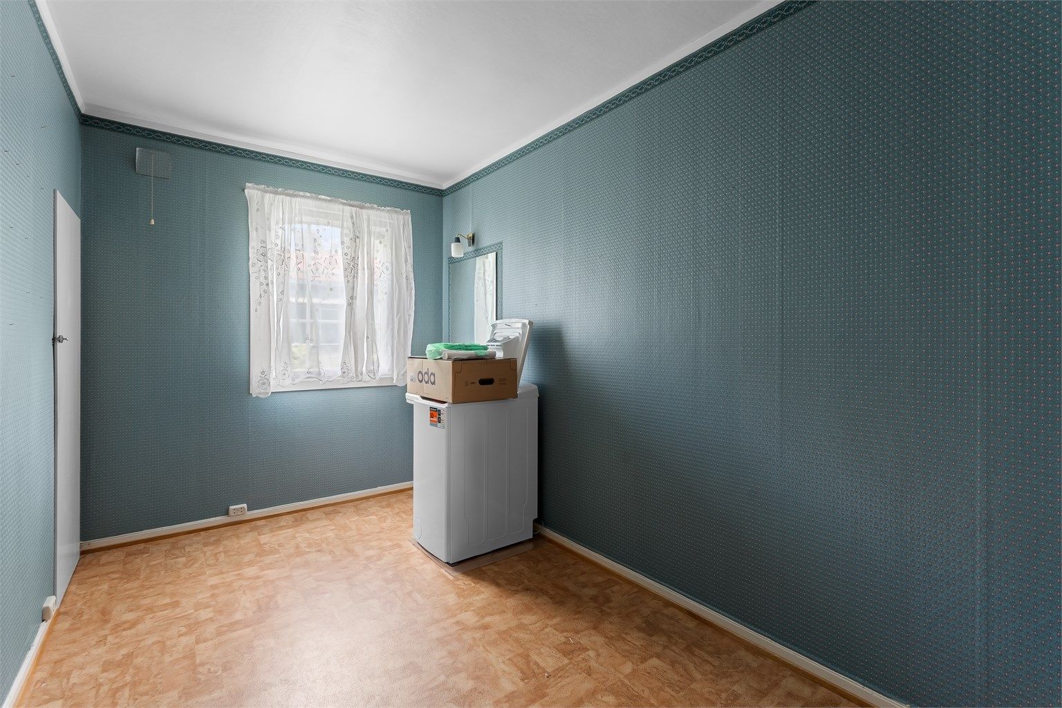 Disponibelt rom i kjelleren med gulvbelegg.