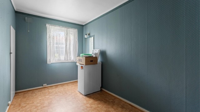 Disponibelt rom i kjelleren med gulvbelegg.