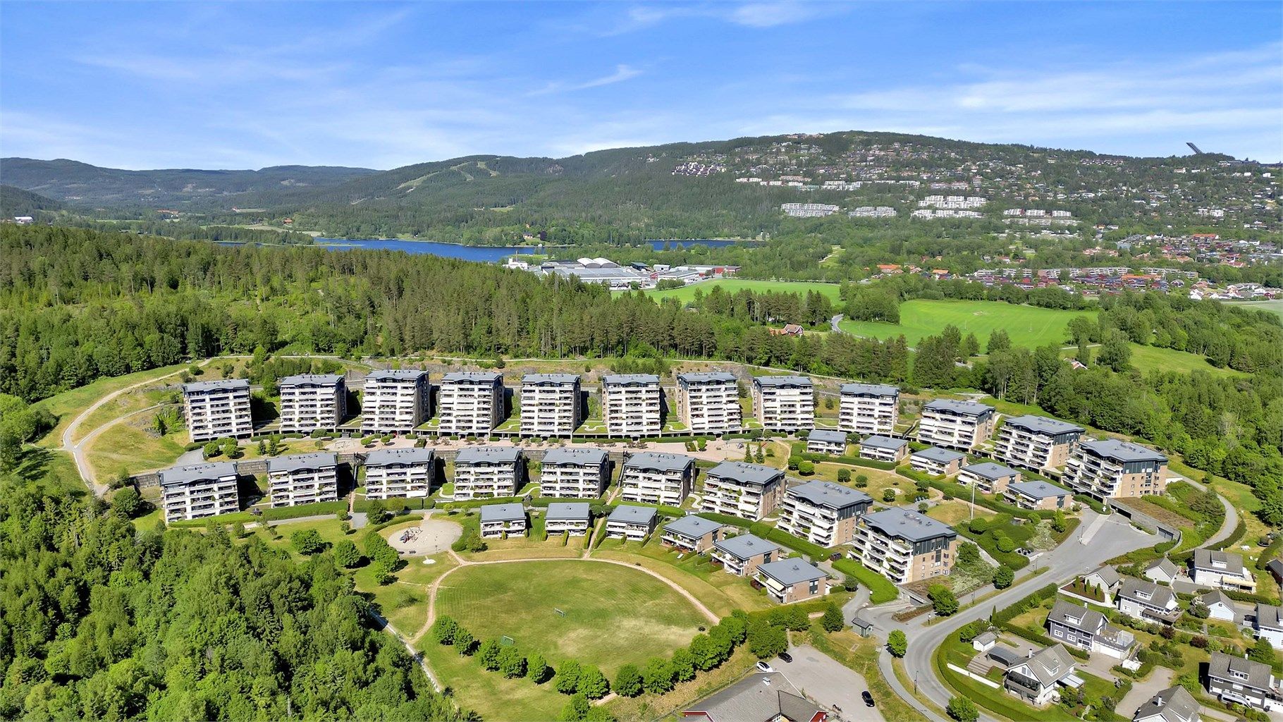 Fossum Terrasse, et veldrevet boligsameie med god økonomi. Felleskostnadene er lave. Fossum Terrasse, som er bygget i 2001-2003, har fått flere utmerkelser for flott arkitektur. Et rikt utvalgs av idylliske turløyper (om sommer og vinter) rett utenfor)
