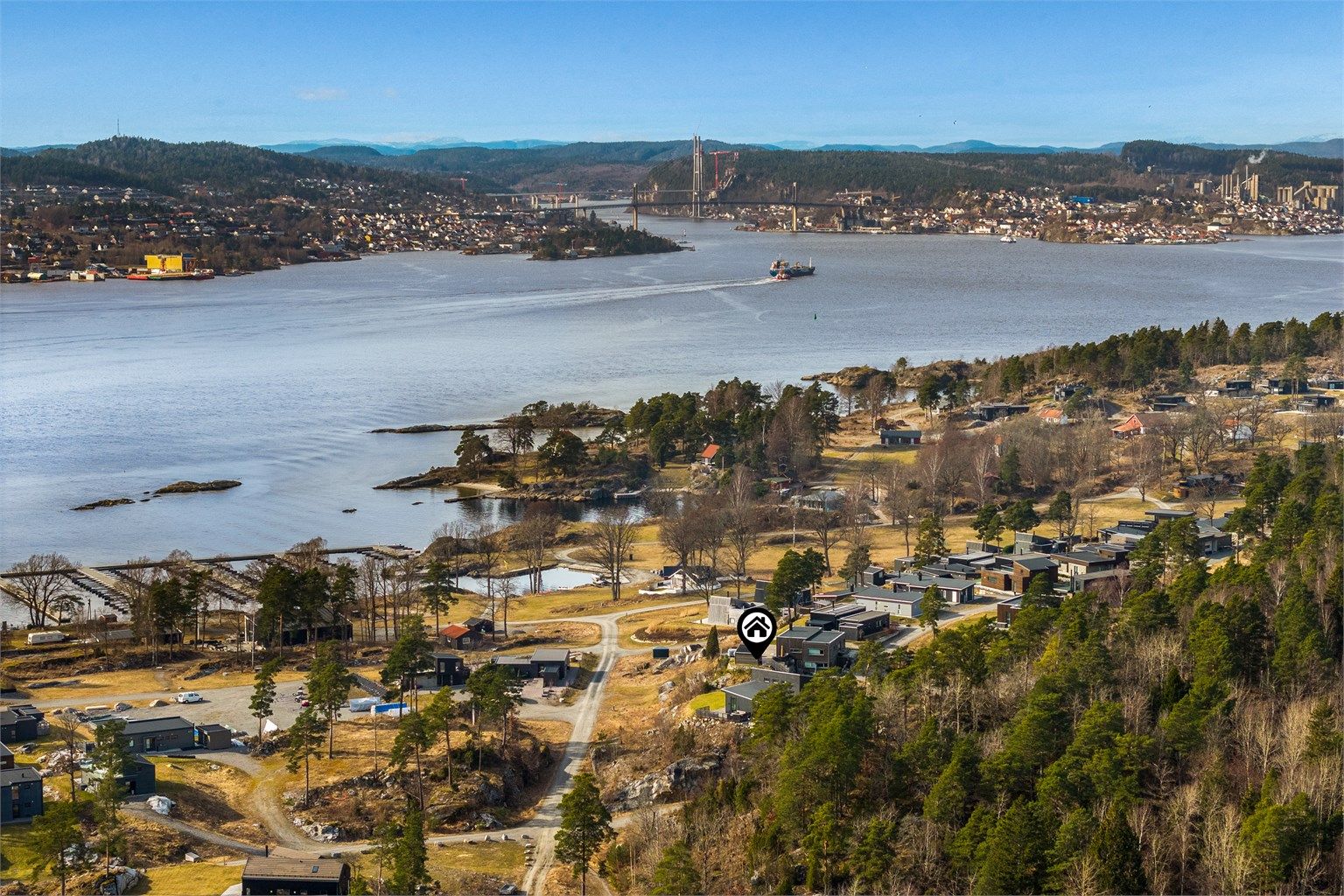 Brevik og Stathelle ligger på andre siden litt lenger inn i fjorden.