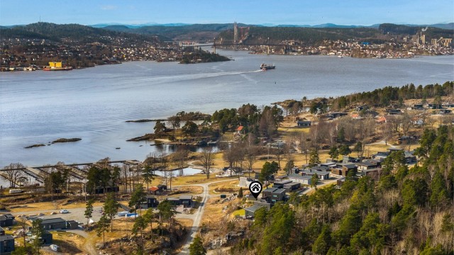 Brevik og Stathelle ligger på andre siden litt lenger inn i fjorden.