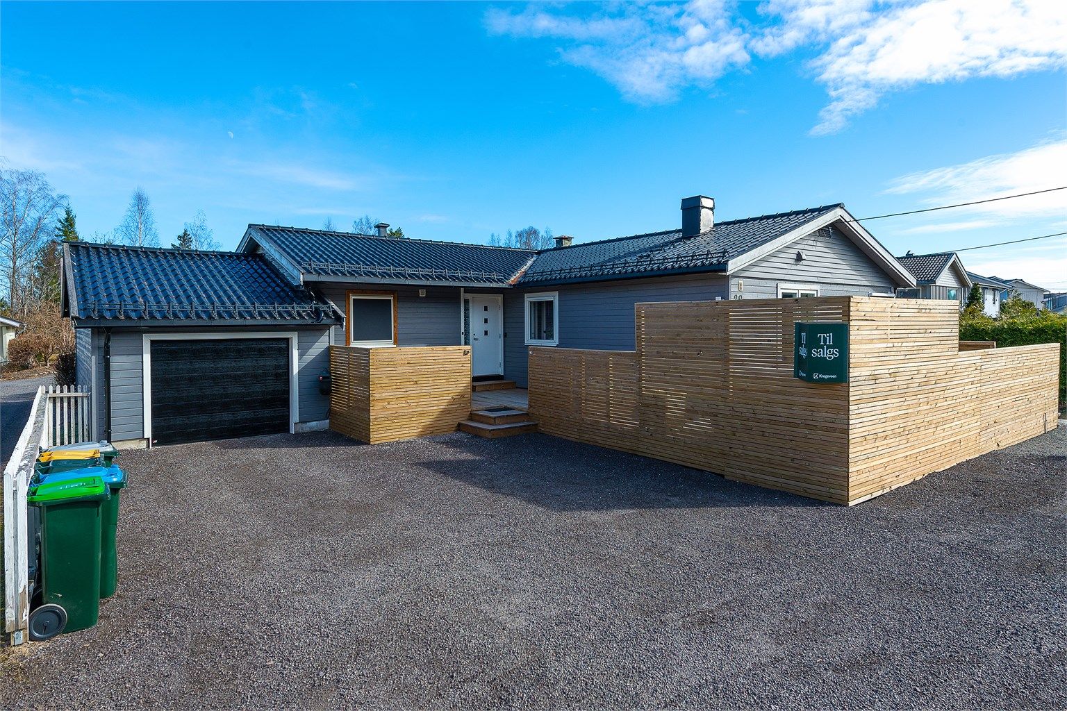 Den koselige boligen har sol fra morgen til kveld og flere uteplasser