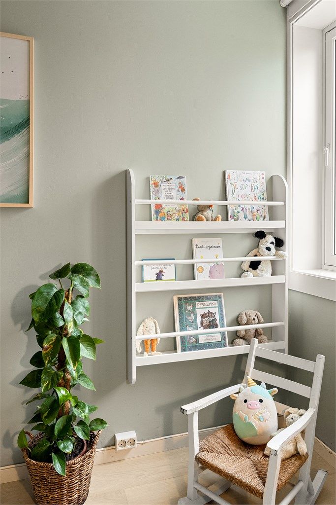 Rommet er lyst og enkelt å møblere etter eget ønske.