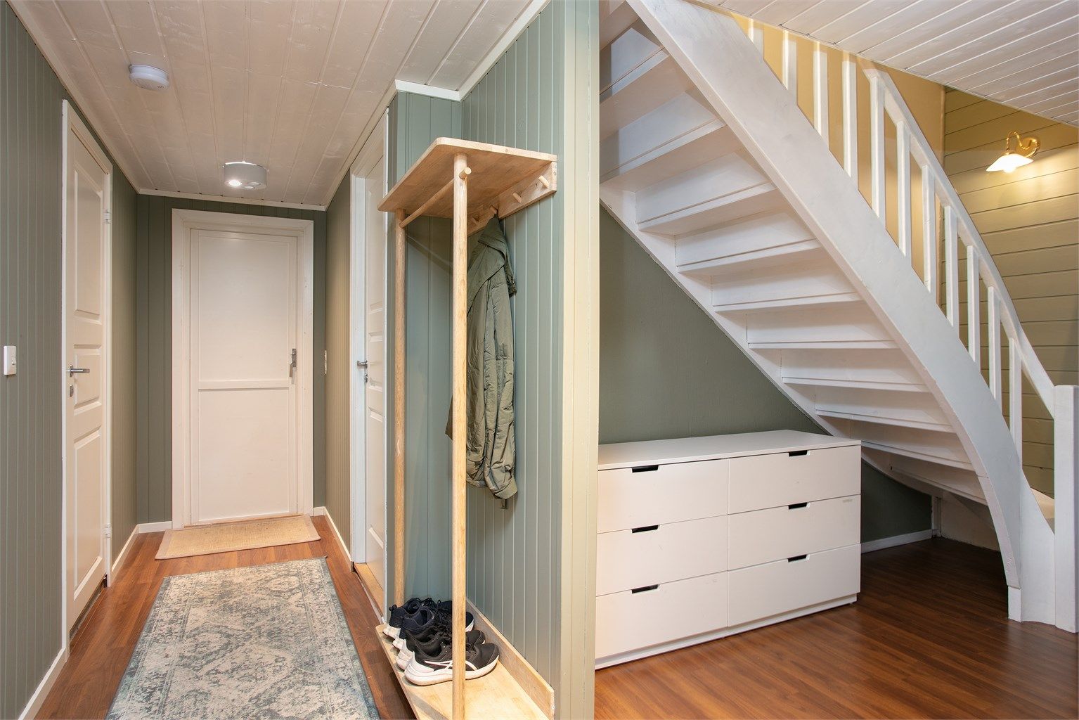 Gang i underetasjen som gir tilgang til etasjens rom og har utgang til mot nord