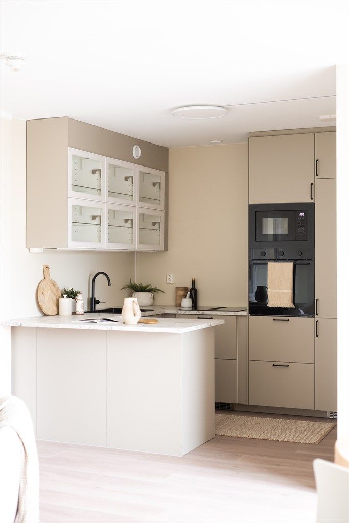 IKEA kjøkkeninnredning med glatte fronter og benkeplate i laminat.
