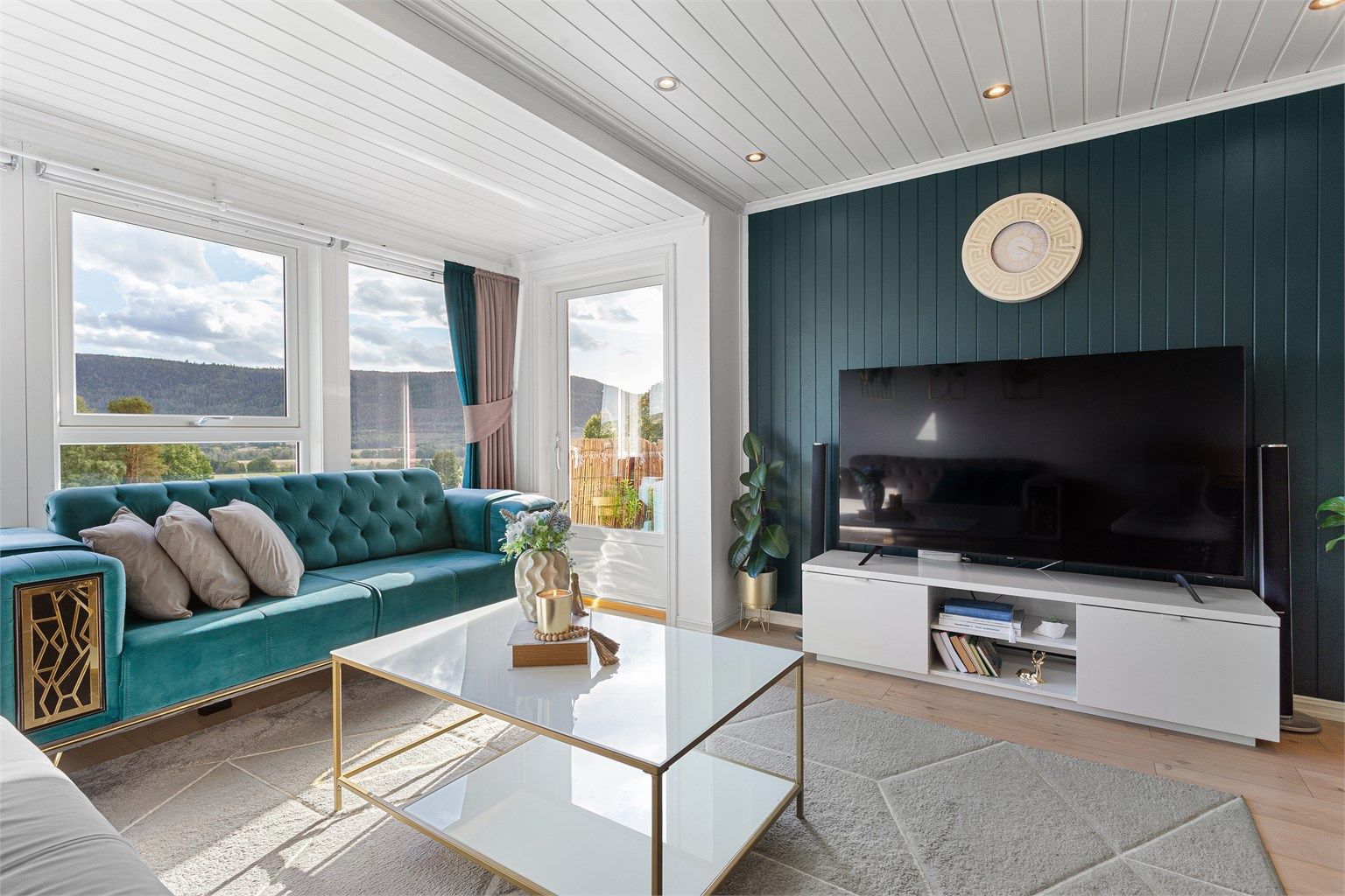 Utgang fra stue til sydøst-vendt altan på ca. 6 kvm - Stor terrasseplatting ved inngangspartiet