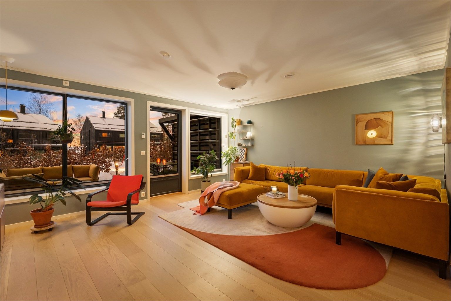 Stuen har store vindusflater som gir rikelig med naturlig lys