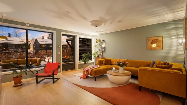 Stuen har store vindusflater som gir rikelig med naturlig lys