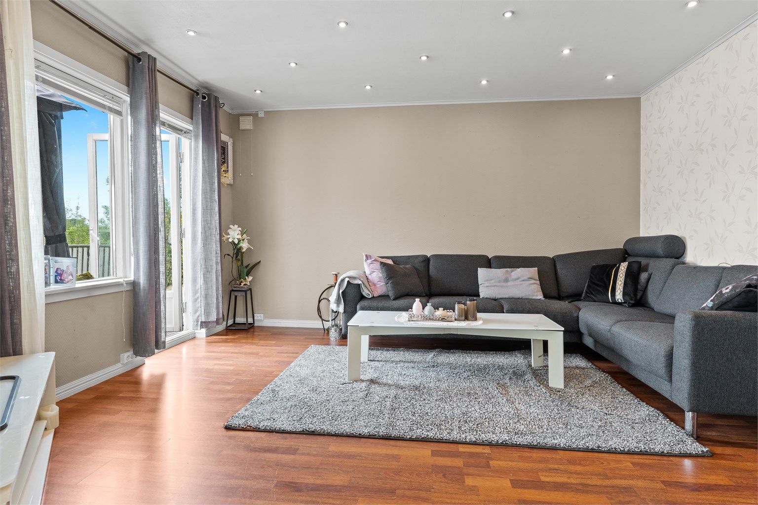 Lys og innbydende stue med åpen løsning mot spisestue. God plass til sofagruppe og sosial sone.