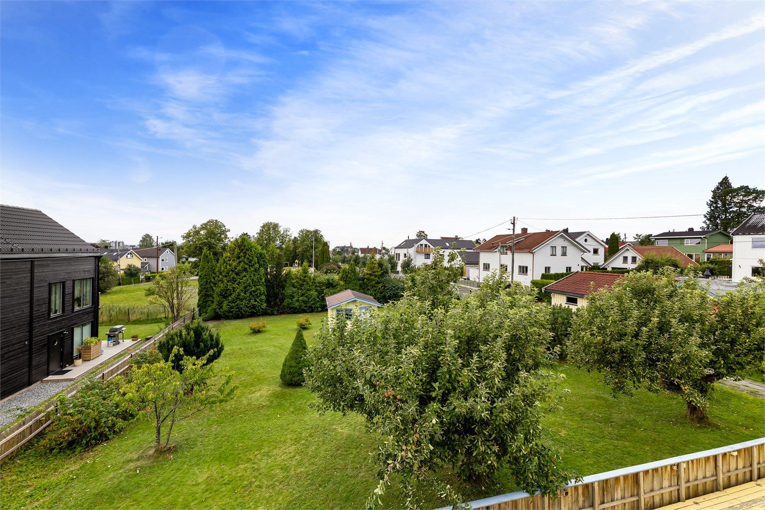 I tillegg til dette kan eiendommen by på en parkaktig tomt på hele 1.499 kvm!