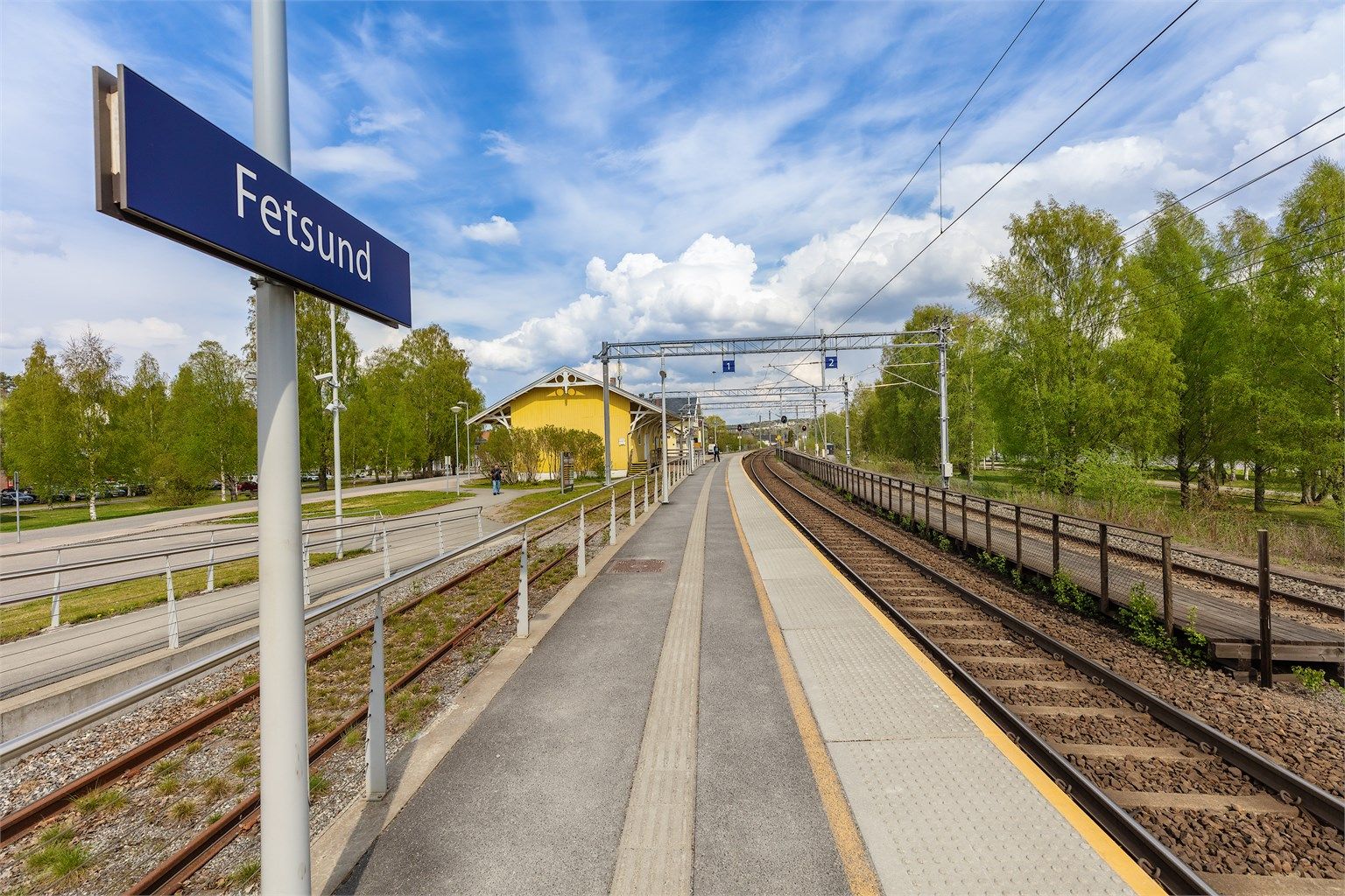 Fra Fetsund stasjon går det hyppige togavganger mot Lillestrøm og Oslo.