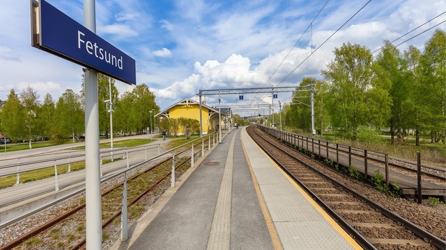 Fra Fetsund stasjon går det hyppige togavganger mot Lillestrøm og Oslo.