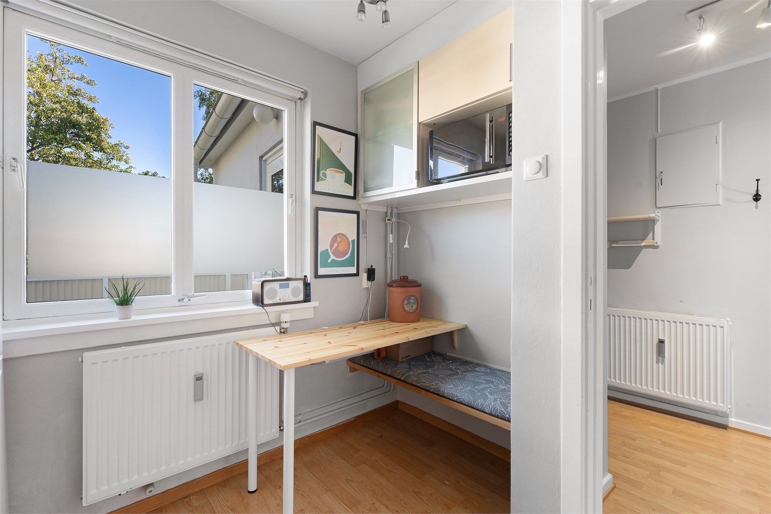 En smart, plassbygd krok som kan fungere som en liten arbeidsstasjon.