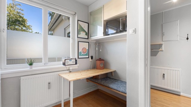 En smart, plassbygd krok som kan fungere som en liten arbeidsstasjon.