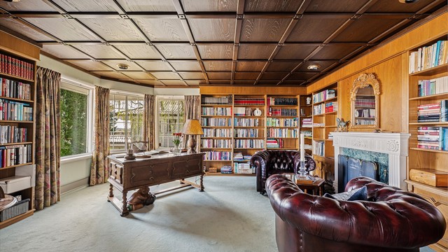 Bibliotek har flotte stedbygde hyller, peis, god plass til kontorpult, sittegruppe. Et flott rom.