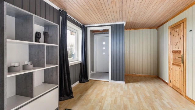 I rommet benyttet som kjellerstue er det utført malerarbeid parallelt med oppussing av hovedetasjen.