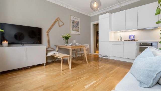 En takhøyde på over 2,8 meter og klassiske detaljer møter et moderne Epoq-kjøkken fra 2020.