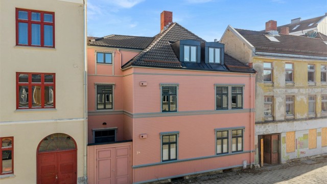 Denne delen av Møllenberg karakteriseres gjerne som den rolige delen. Gangavstand til flere dagligvarebutikker: Bunnpris og Rema 1000.