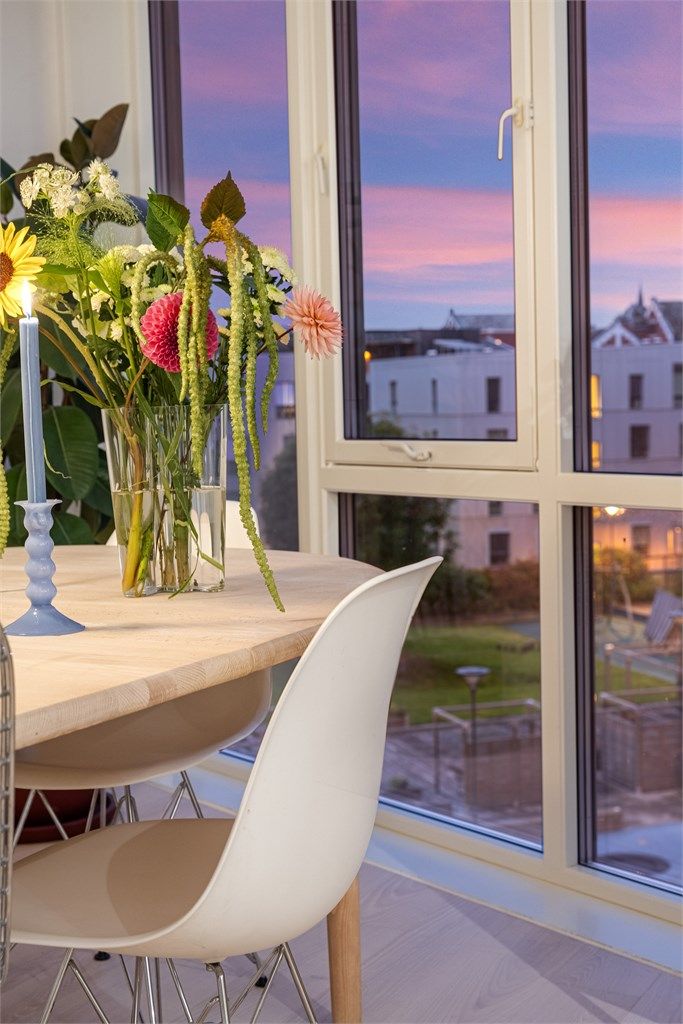 Leiligheten er gjennomgående med gode vindusflater og godt med gjennomlys. 