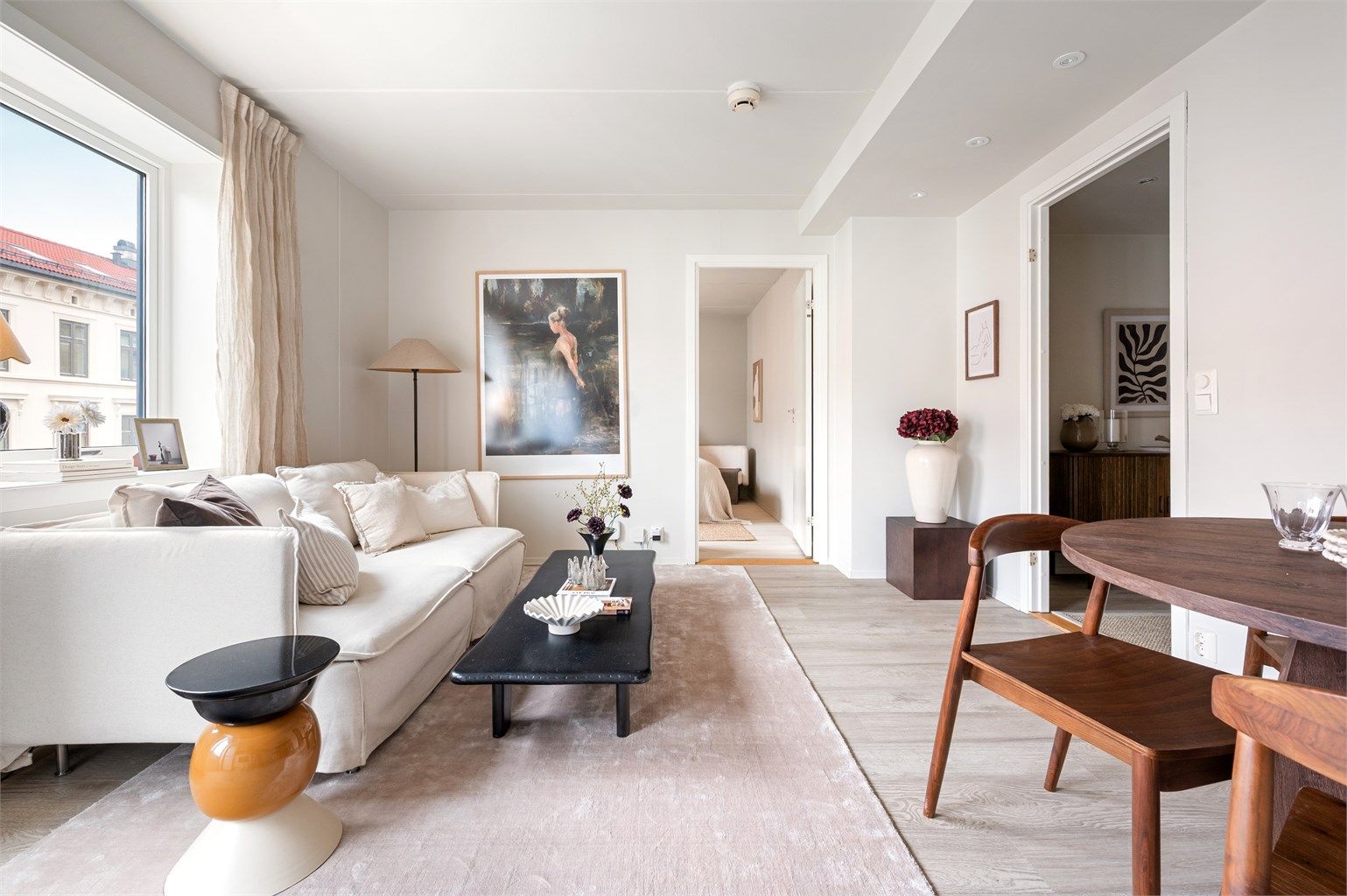 En tidløs og luftig 2-roms med fransk balkong og luftig romfølelse, sentralt plassert mellom Grünerløkka og Botaniske hage. 