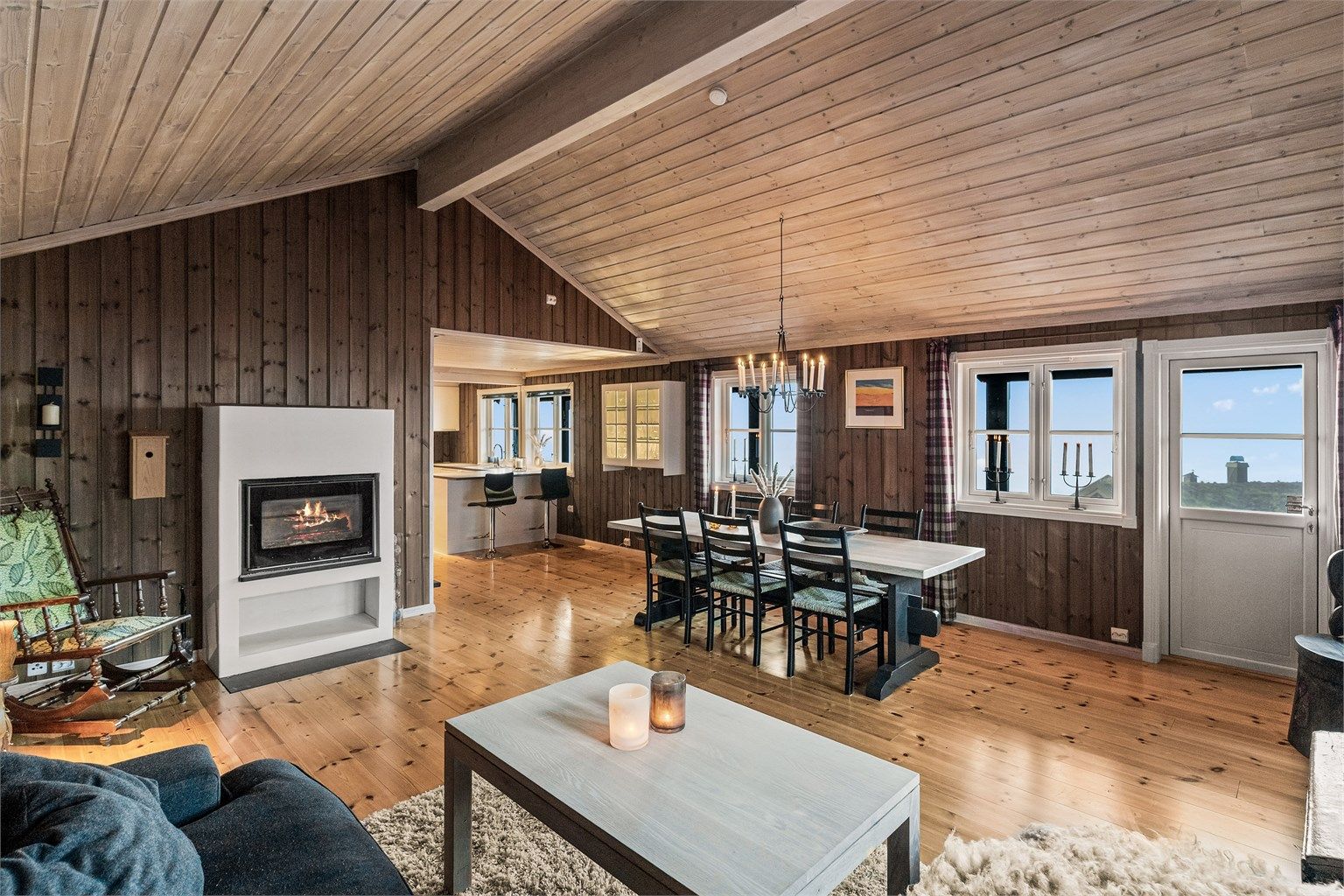 Stor og innbydende stue i delvis åpen løsning til kjøkken