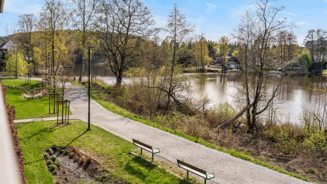 Fine uteområder i front av bygget