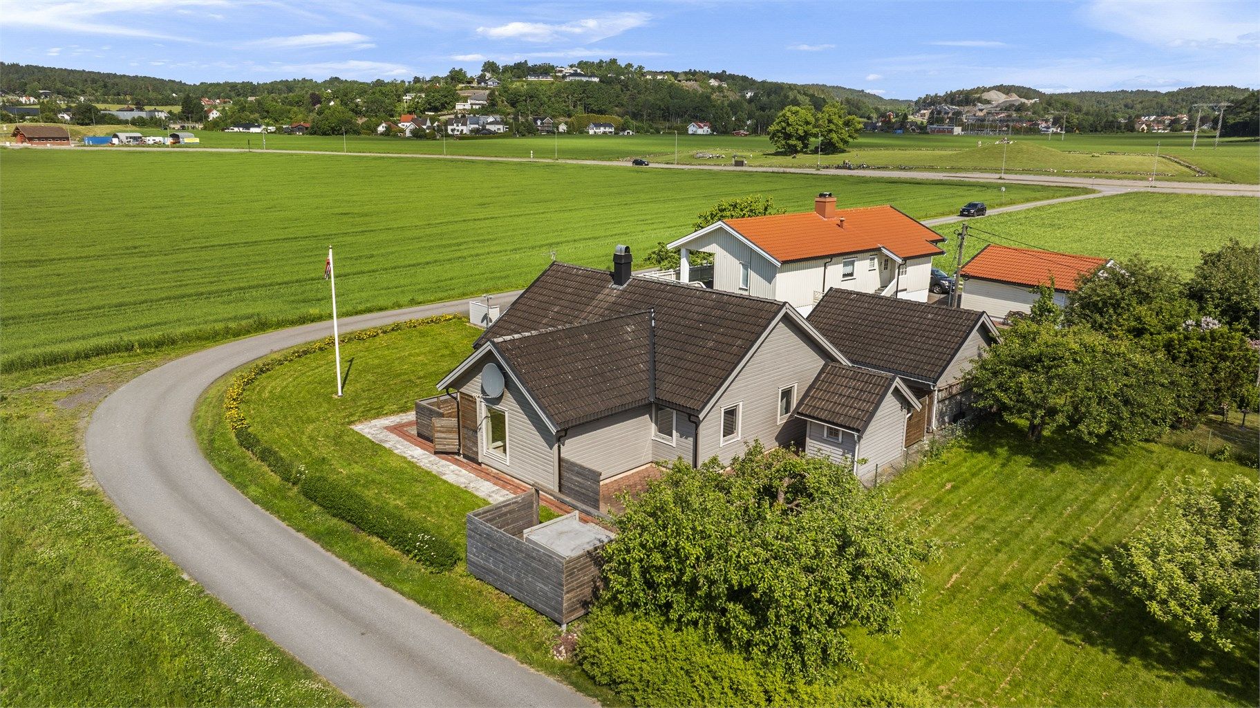 Kort vei til Lahelle og Østerøya med badestrender og flotte turmuligheter.