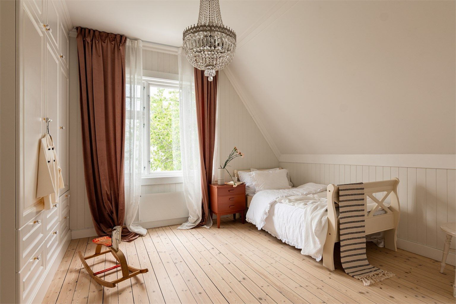 Stedsbyggede møbler inngår i begge soverom, i form av stiltro garderobeskap og kommoder i malt heltre. Den strukkede himlingen er original, men restaurert.