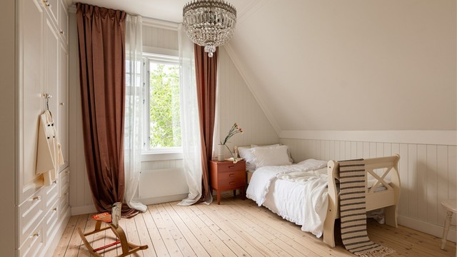 Stedsbyggede møbler inngår i begge soverom, i form av stiltro garderobeskap og kommoder i malt heltre. Den strukkede himlingen er original, men restaurert.