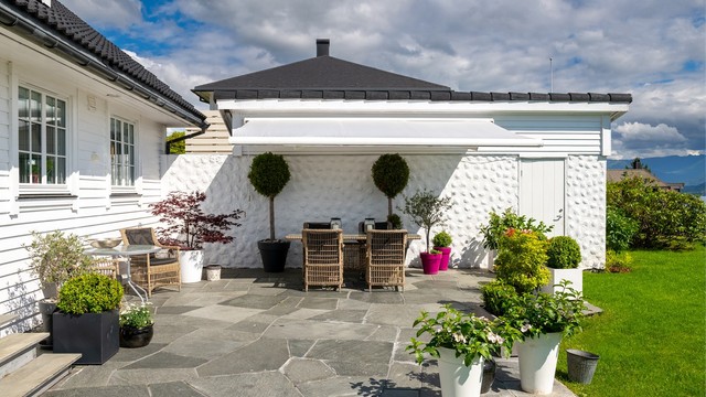 Den sørvendte uteplassen på ca. 35 kvm har god plass til utemøbler.