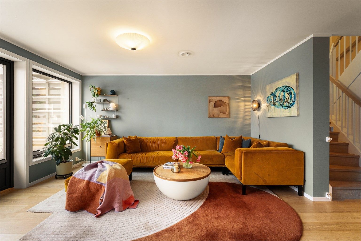 Stuen er malt i delikate og tidsriktige farger