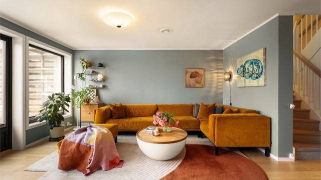 Stuen er malt i delikate og tidsriktige farger