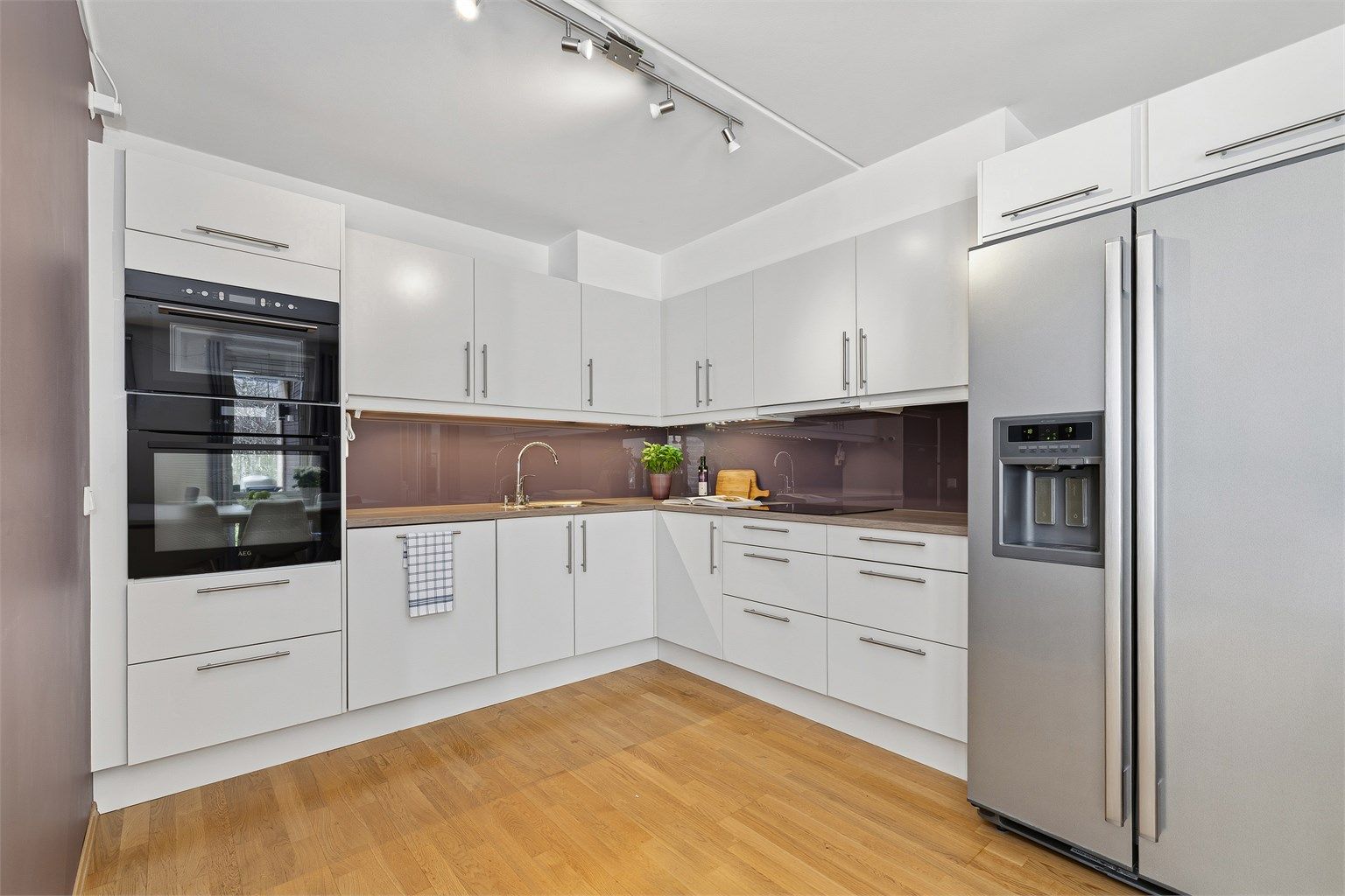 Pent og moderne kjøkken med slette fronter. Integrerte hvitevarer inkluderer stekeovn, platetopp, oppvaskmaskin og mikrobølgeovn. Ny varmtvannsbereder fra 2023.